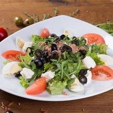 Салат зеленый с тунцом и рукколой