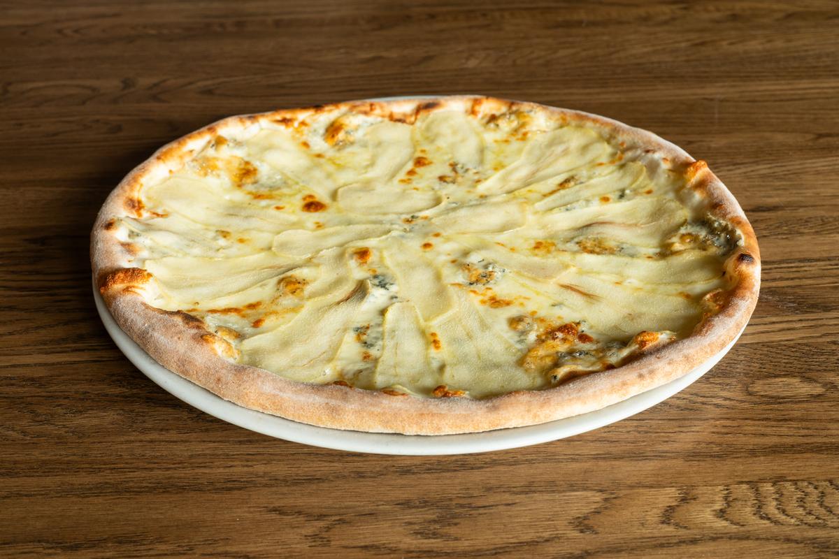 Пицца с грушей и сыром Дюр Блю