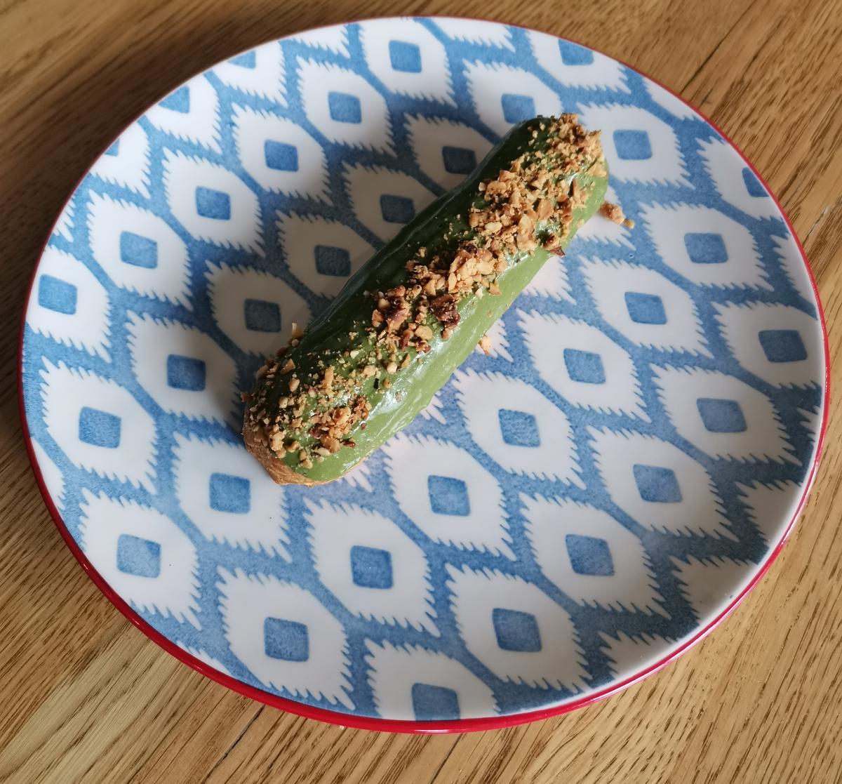 Эклер ореховый