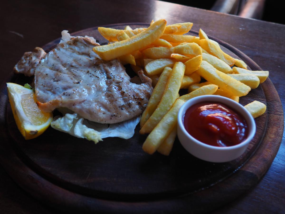 Филе куриное гриль с картофелем фри