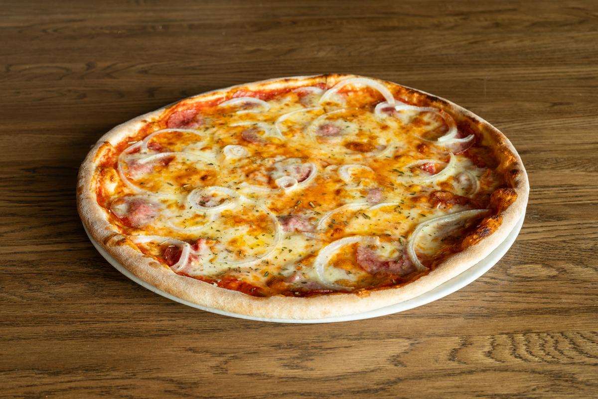 Пицца С салями и луком