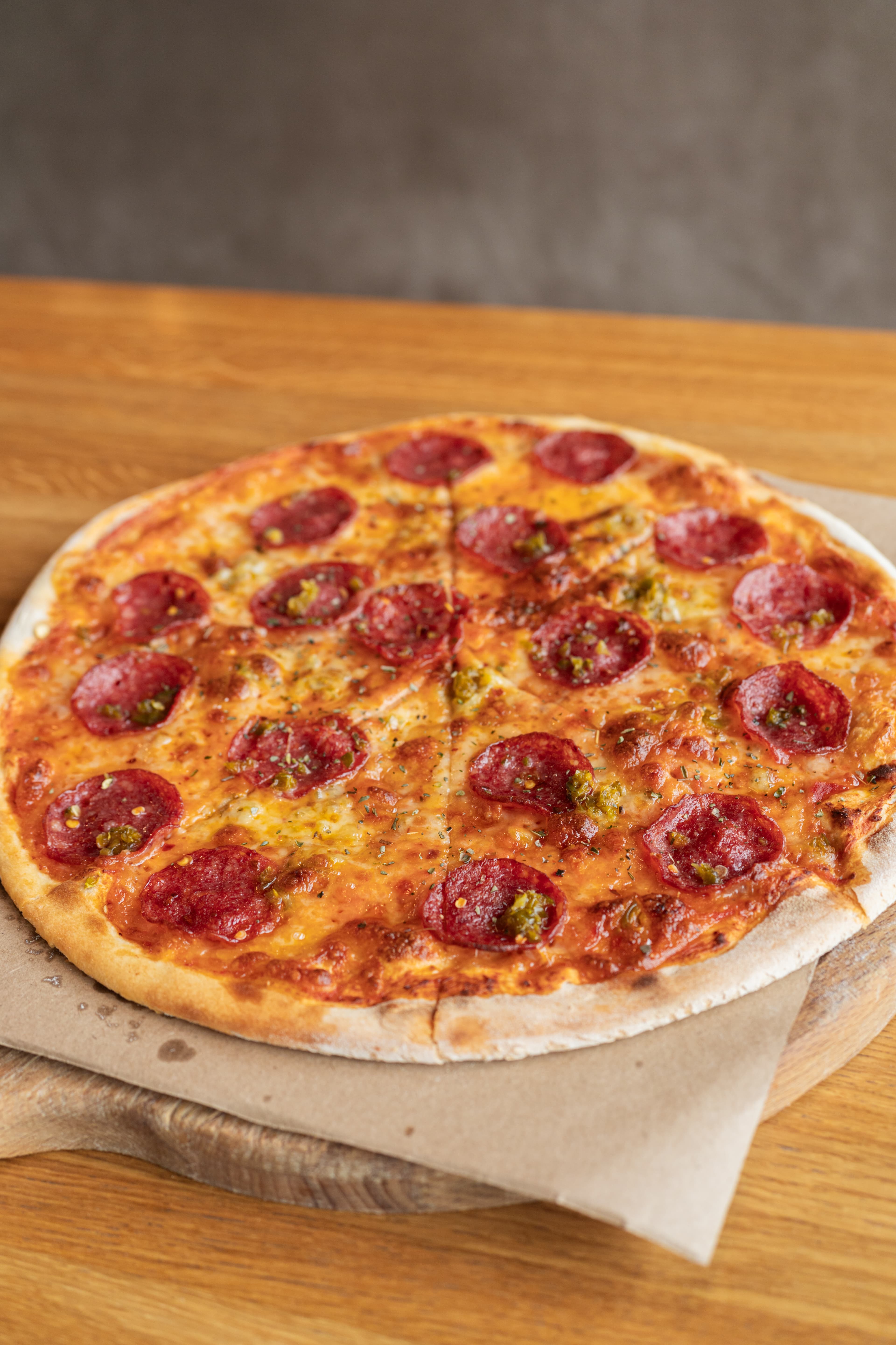 Пицца с салями и халапеньо