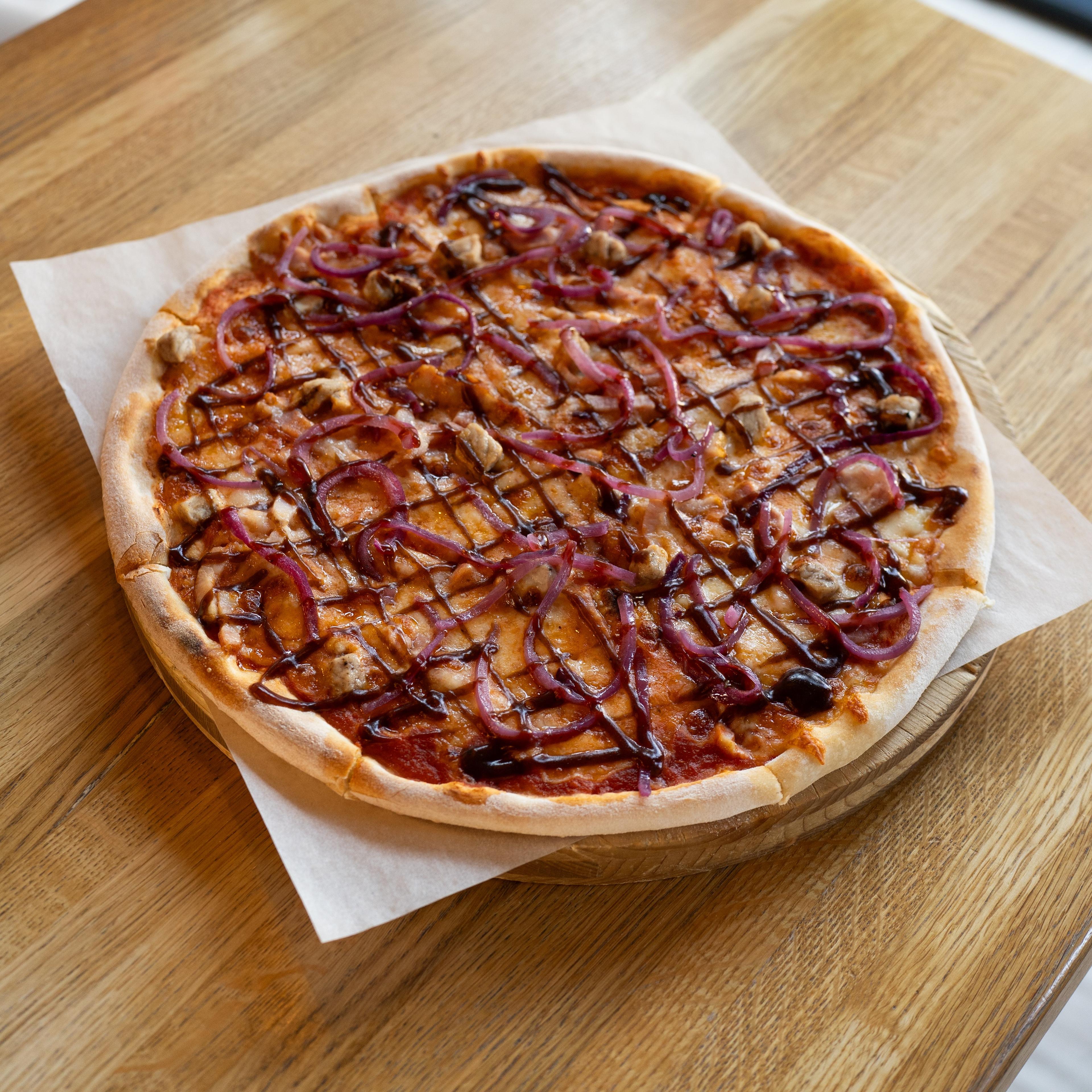 Пицца мясная с карамелизированным луком