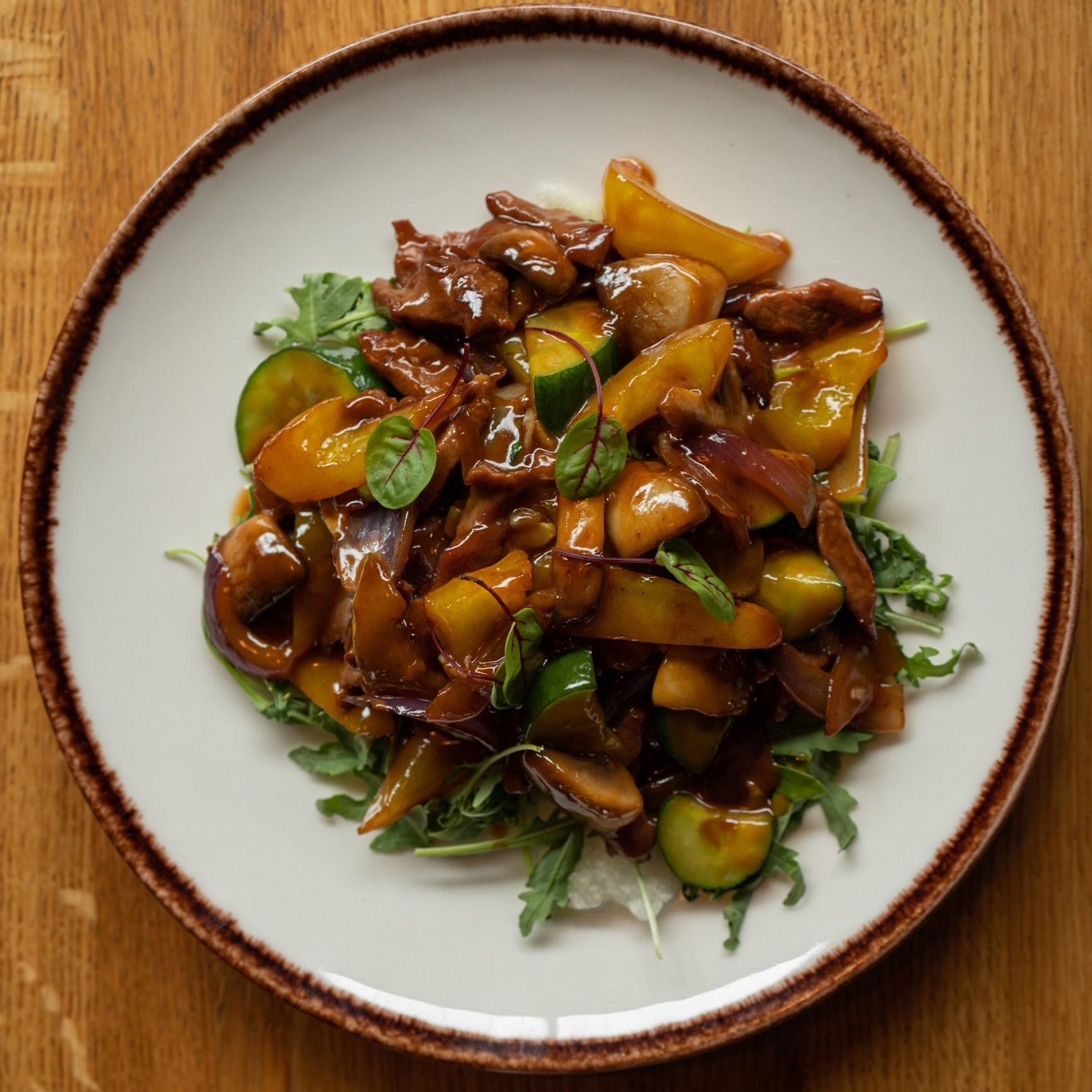 Теплый салат с говядиной