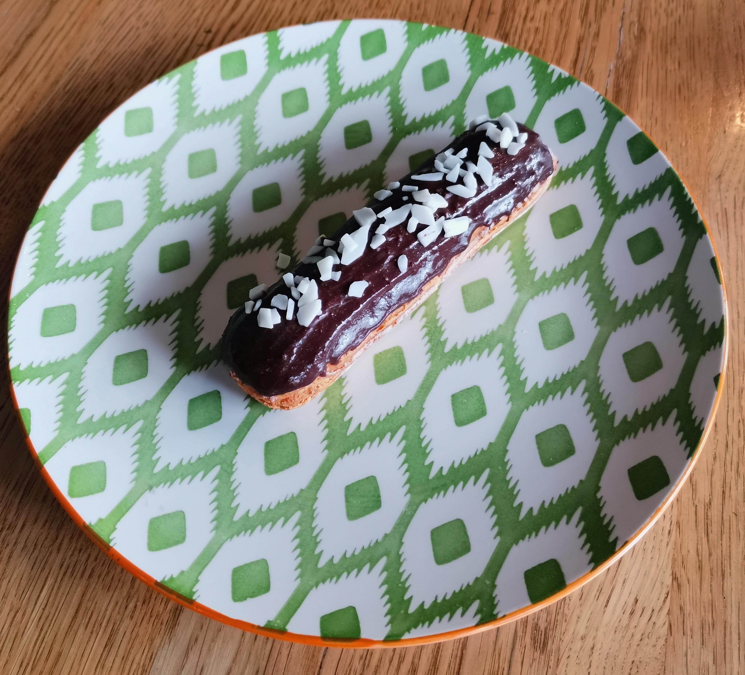 Эклер шоколадный