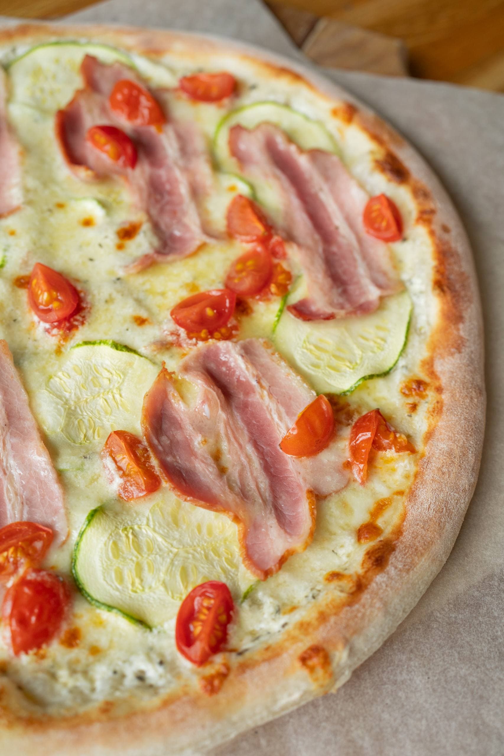 Пицца с грудинкой и цукини