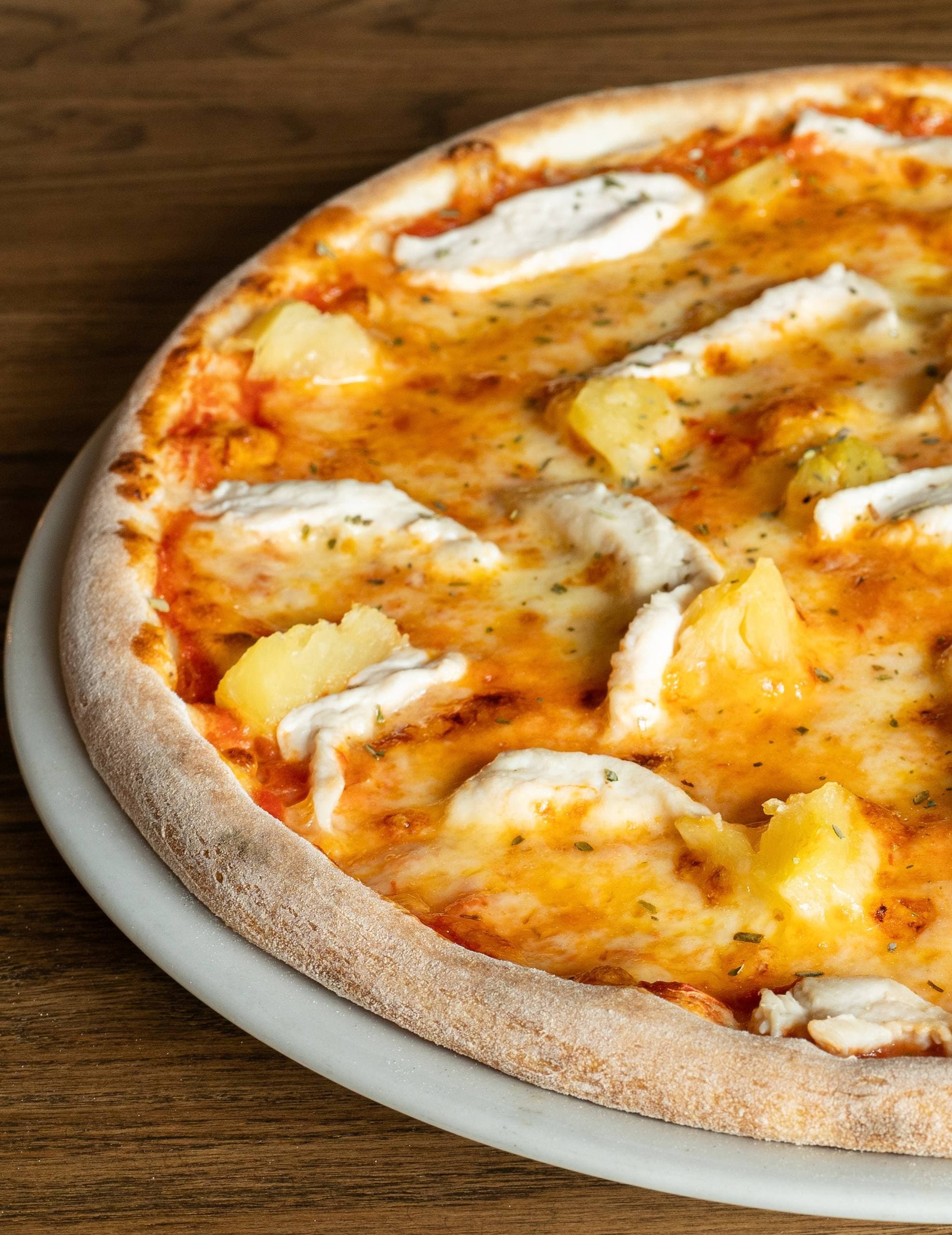 Пицца с курицей и ананасом