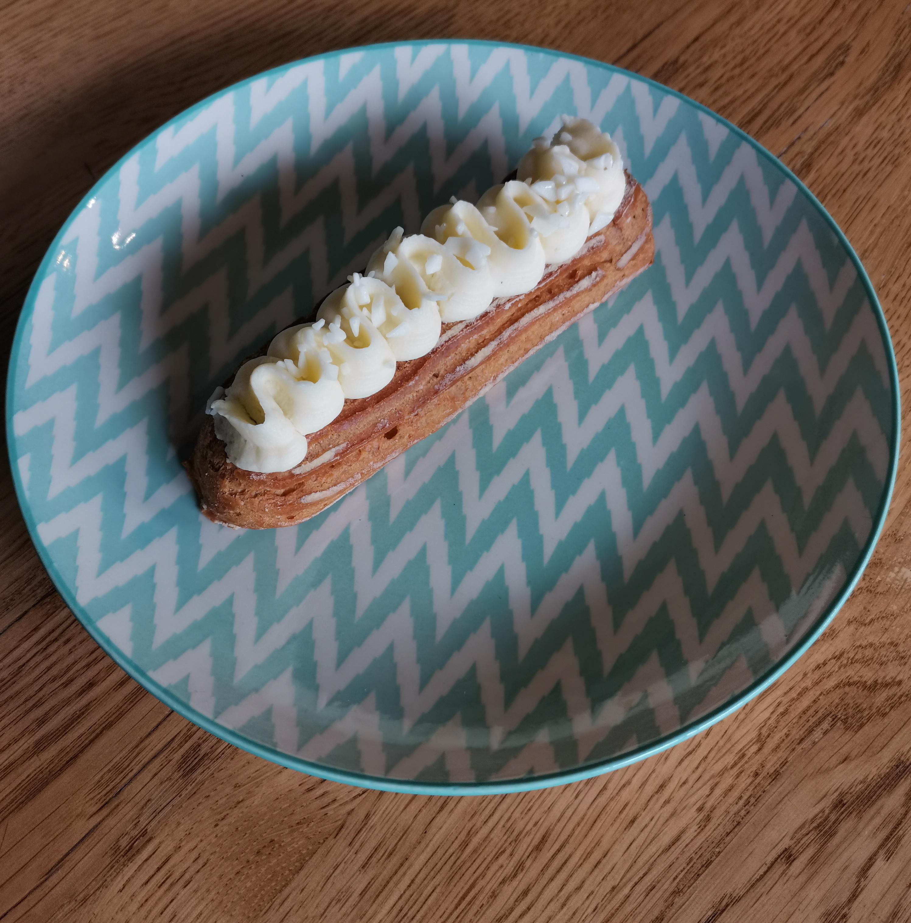 Эклер клубничный